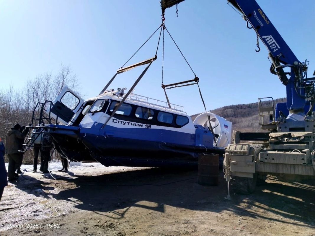 Суда на воздушной подушке «Спутник 12» доставлены в Хабаровский край