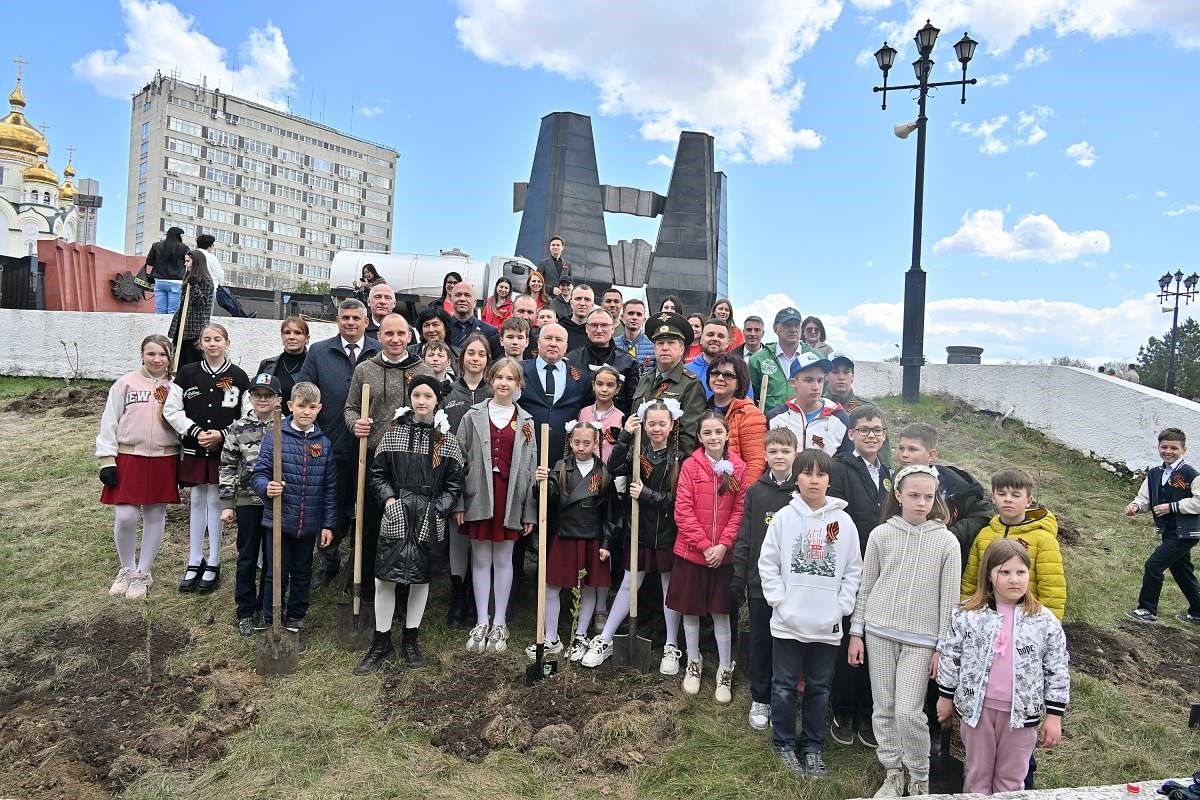 Хабаровчане высадили 80 кустов сирени в районе площади Славы