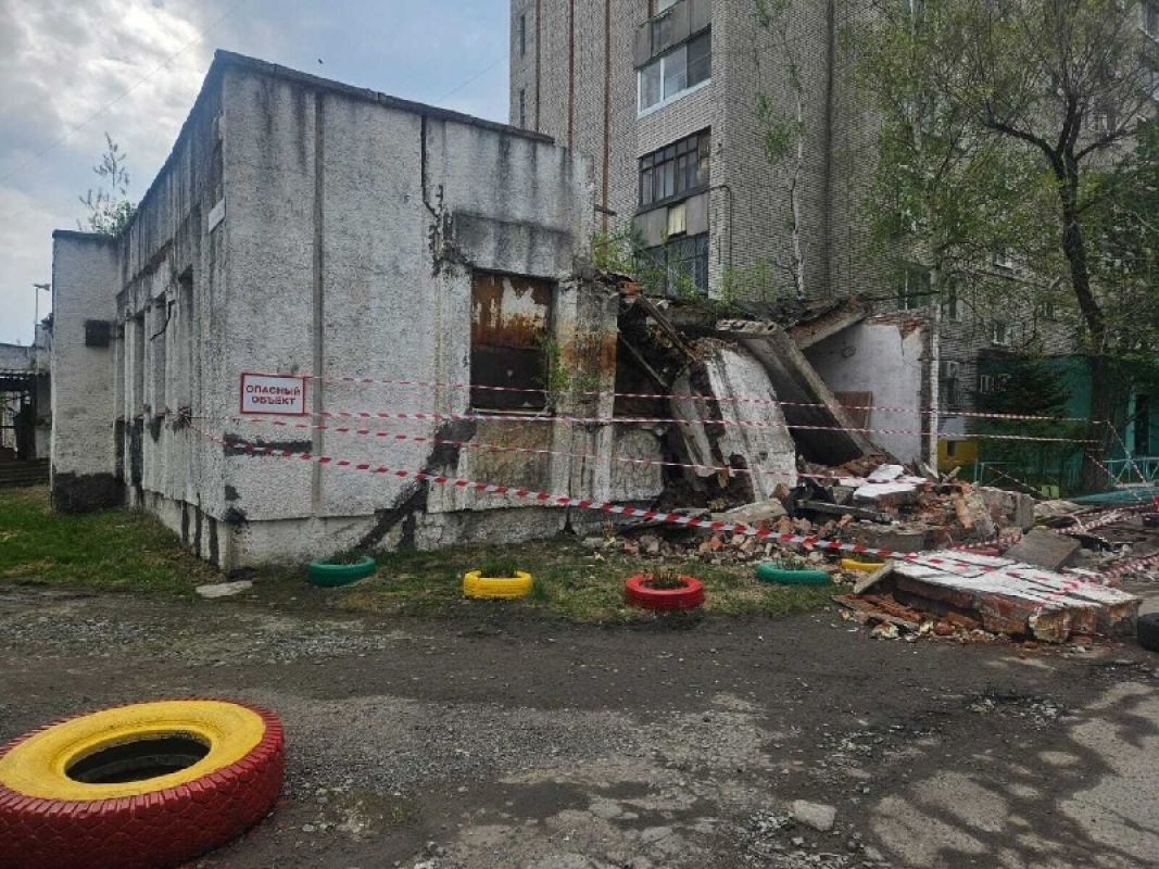 В Индустриальном районе Хабаровска обрушилась пристройка