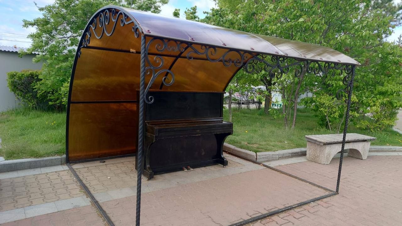 Новое пианино установили на Комсомольской площади в Хабаровске