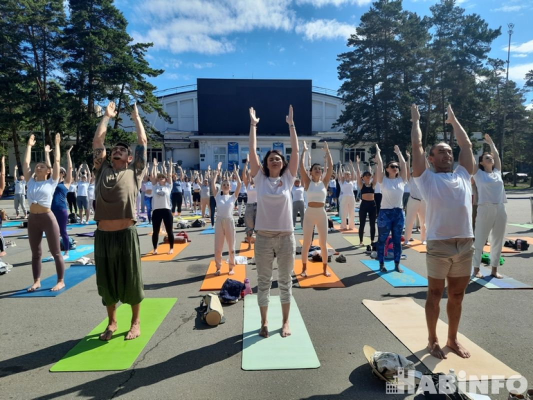 Фанаты йоги и гвоздестояния отметили международный день йоги