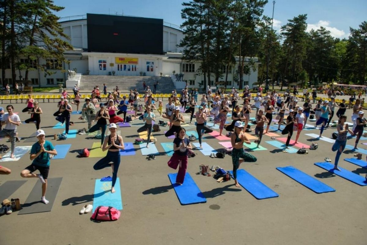 Чему научат хабаровчан в международный день йоги