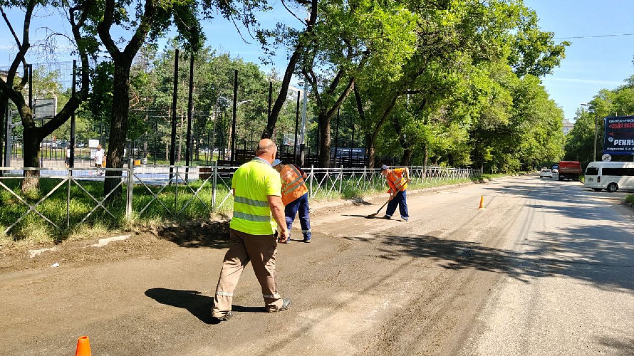 Масштабную уборку Амурского бульвара проводят в Хабаровске после жалоб жителей
