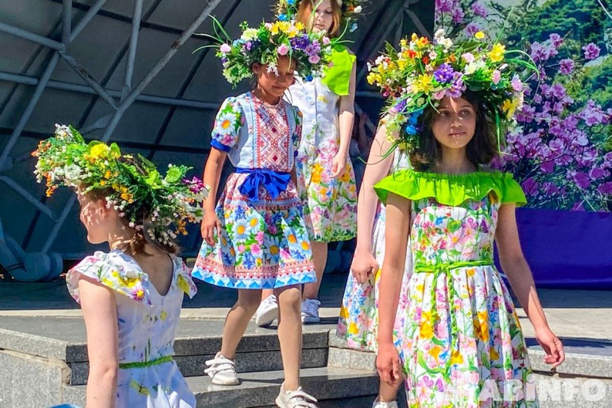 Дети и бумажные цветы украсили фестиваль флористического искусства