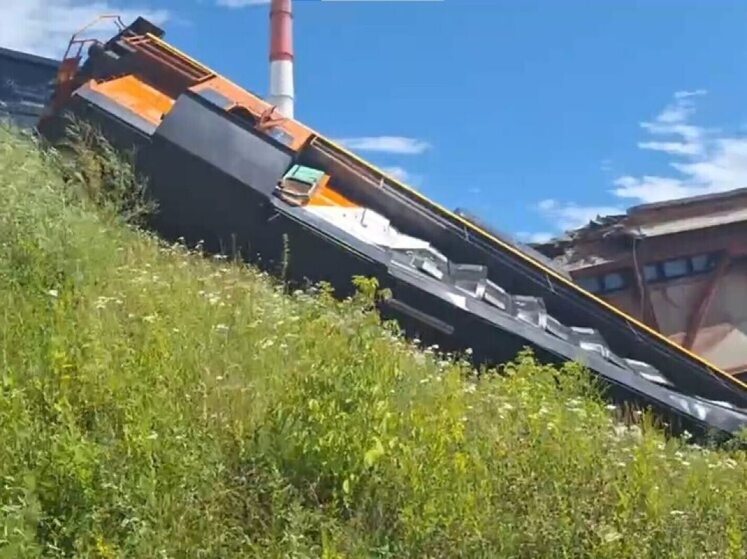Возле Амурской ТЭЦ в Хабаровском крае сошёл с рельсов тепловоз