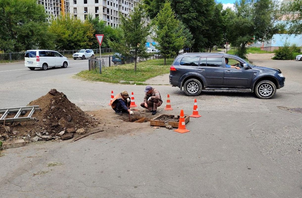 От бутылок до&nbsp;бордюра: что засоряло ливнёвку в&nbsp;Хабаровске и&nbsp;как её прочистили