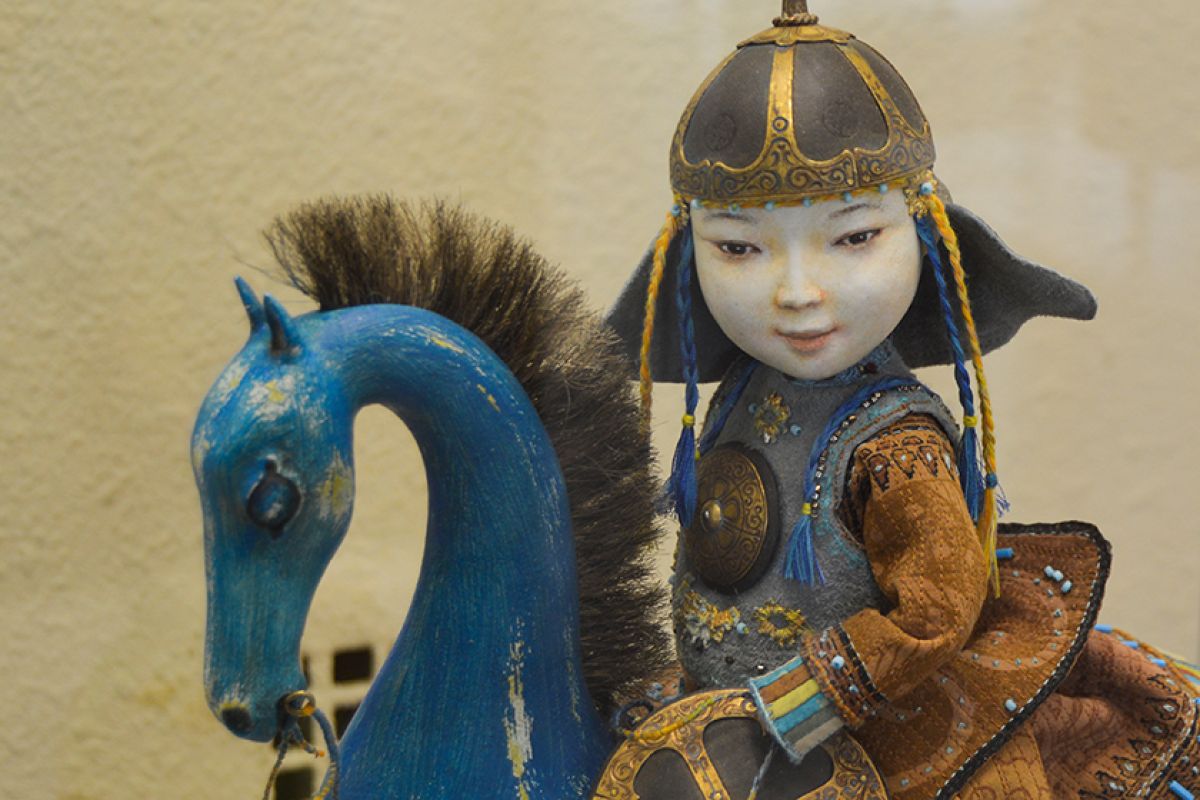 Прикоснуться к монгольскому эпосу: куклы семьи Намдаковых в хабаровском музее