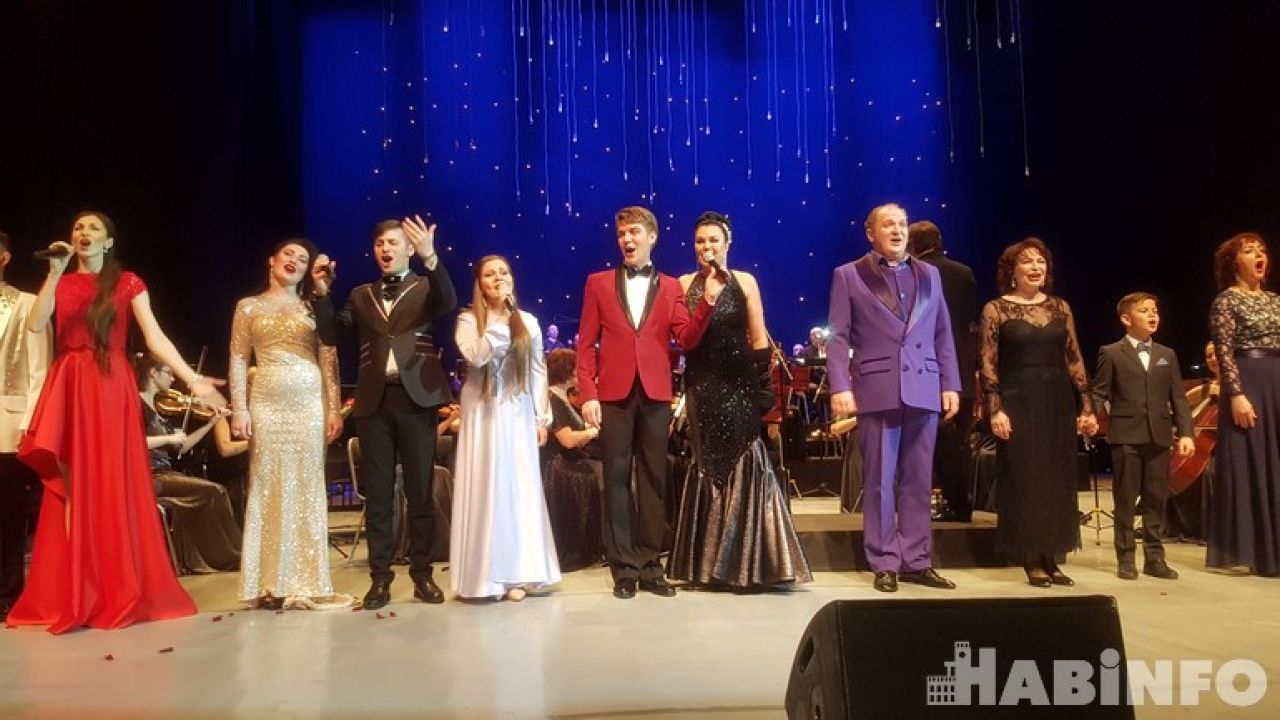 Музыкой Арно Бабаджаняна поздравляли женщин в краевом музыкальном театре