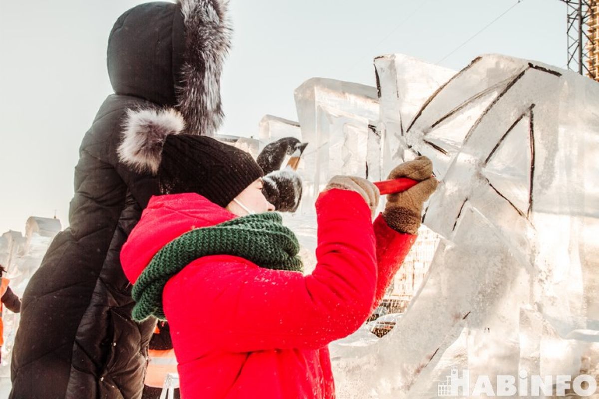 Красота на морозе: конкурс резьбы по льду среди юных хабаровчан