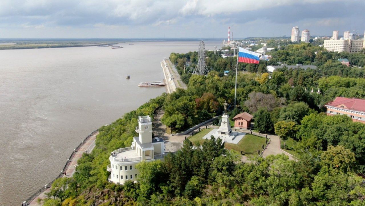 Историческое место Хабаровска наконец-то украсили госсимволом.