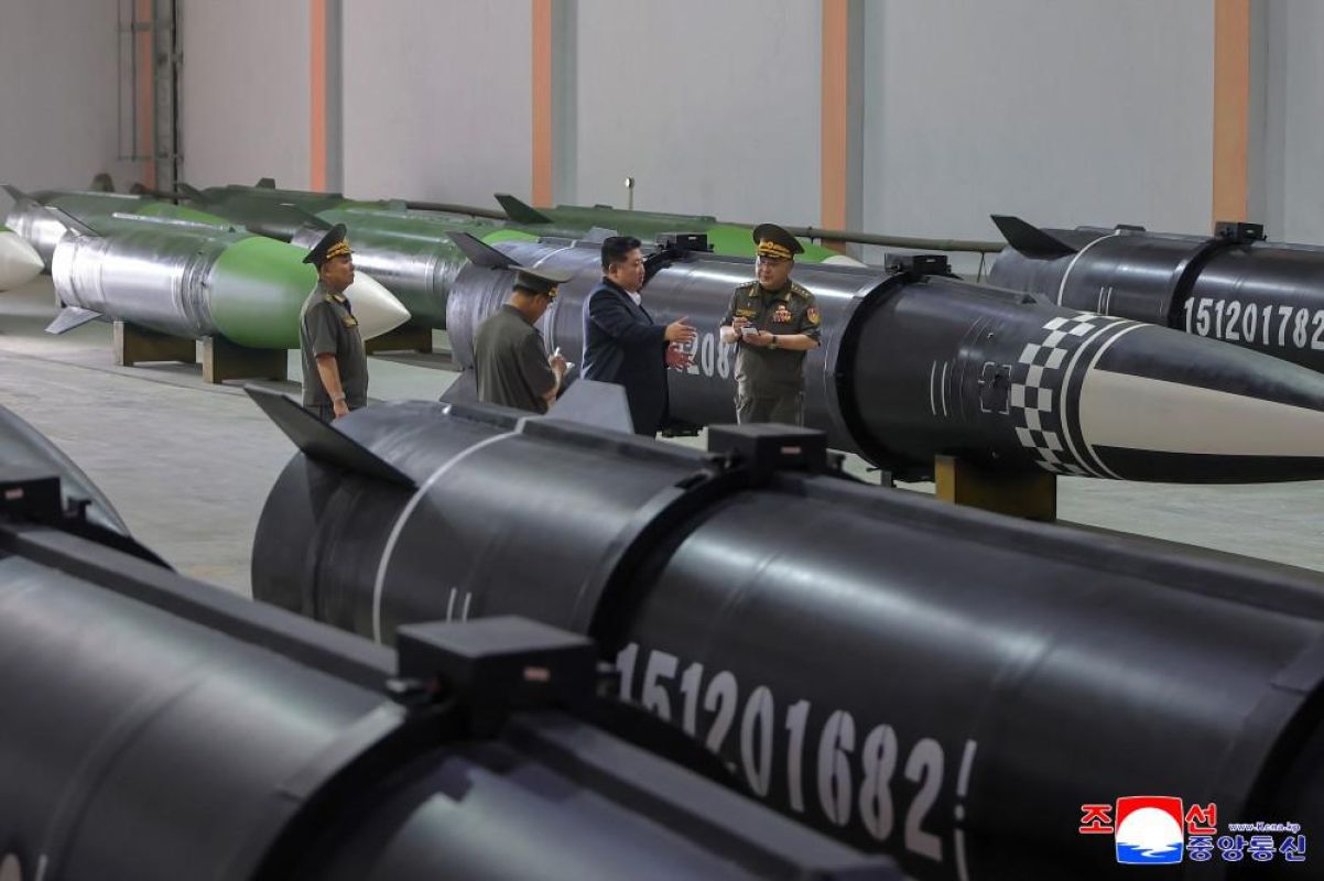 ﻿﻿﻿﻿Уважаемый товарищ&nbsp;Ким&nbsp;Чен&nbsp;Ын осмотрел новый процесс комплексного производства ракет ведущего военно-промышленного предприятия
