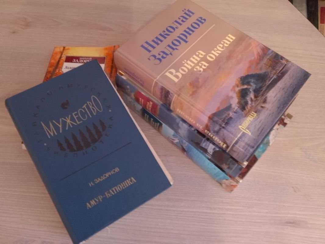 С книгой и&nbsp;смартфоном — на&nbsp;литературной волне: что&nbsp;читала наша редакция этим летом