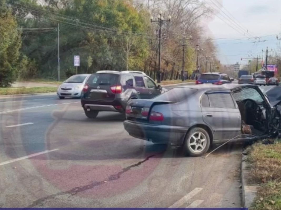 Водитель врезался в&nbsp;столб в&nbsp;центре Хабаровска