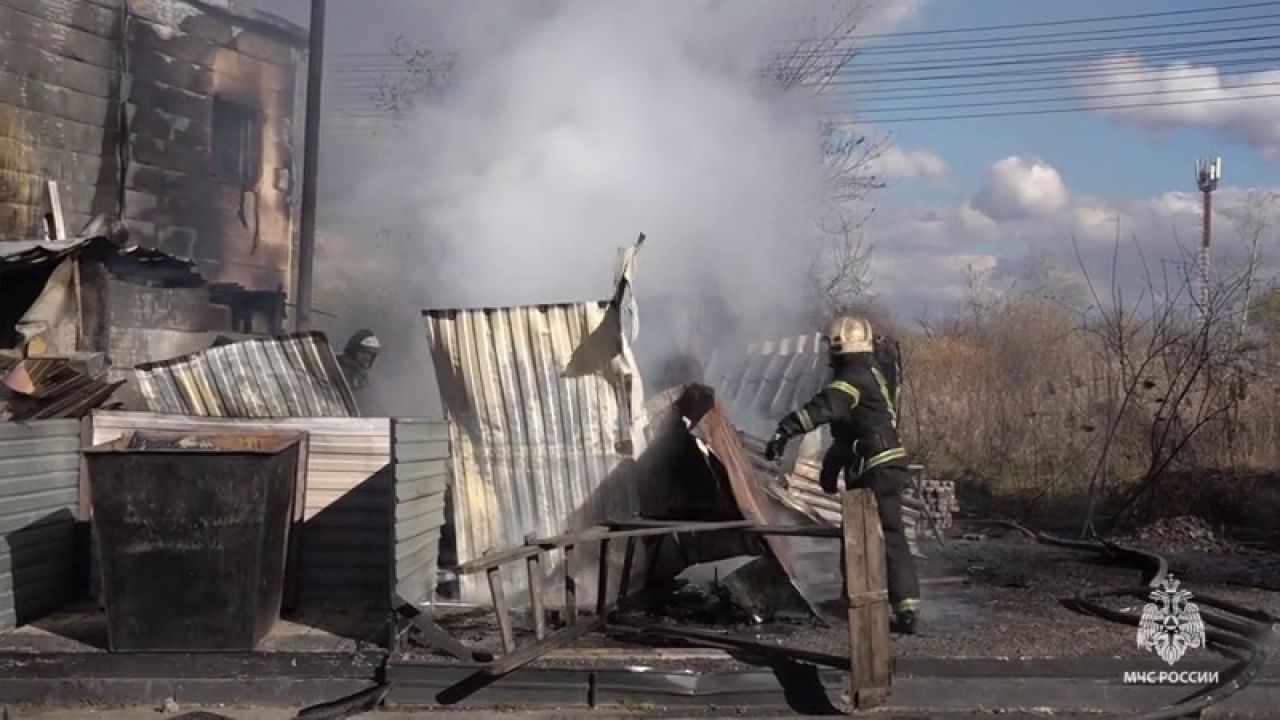 Баню, дачу и&nbsp;коммерческое здание тушили пожарные в&nbsp;Хабаровске