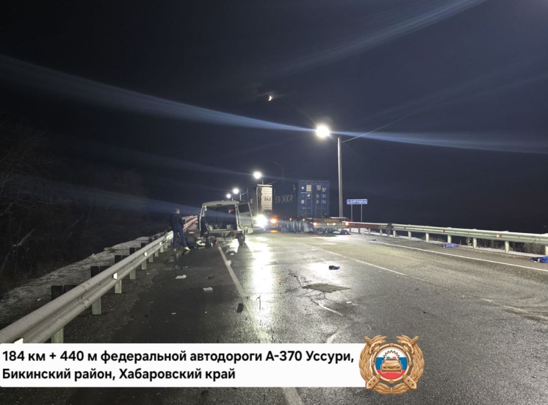 Водитель УАЗа погиб в столкновении с автопоездом на трассе в Хабаровском крае
