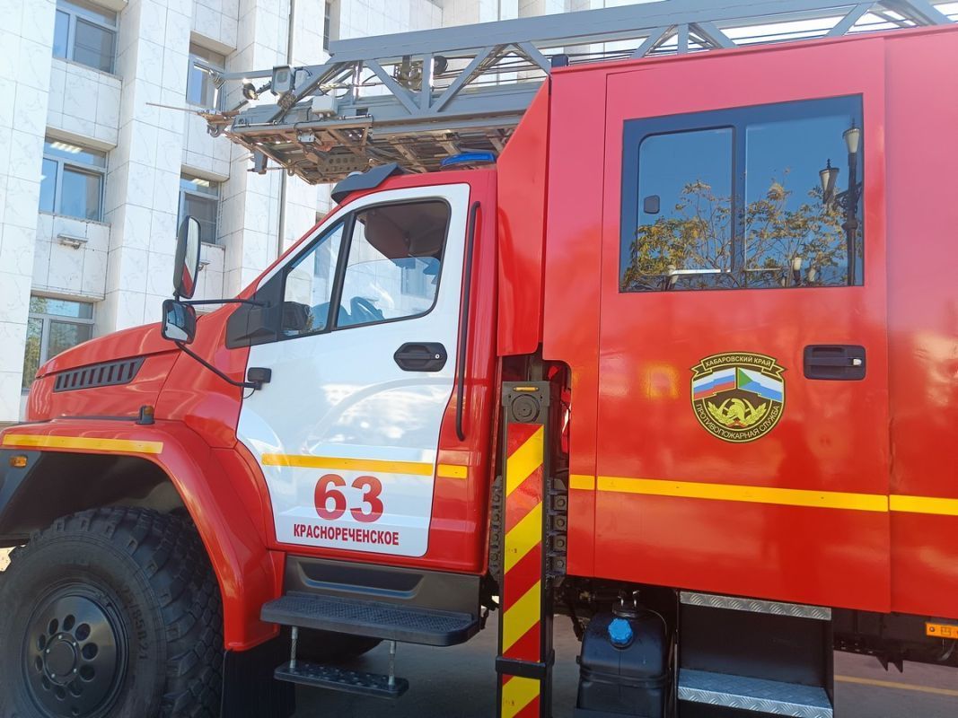 Жилой дом, гараж и заброшенное строение тушили пожарные в Хабаровском крае