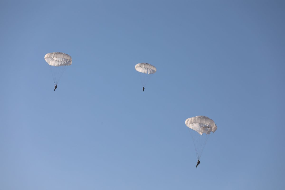 В Хабаровске спецназ ВВО провел парашютно-десантную подготовку