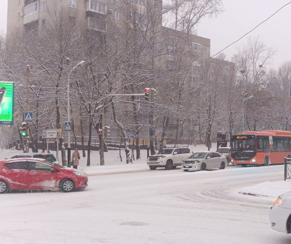 Дорожные службы Хабаровска борются со снежным накатом на&nbsp;улицах