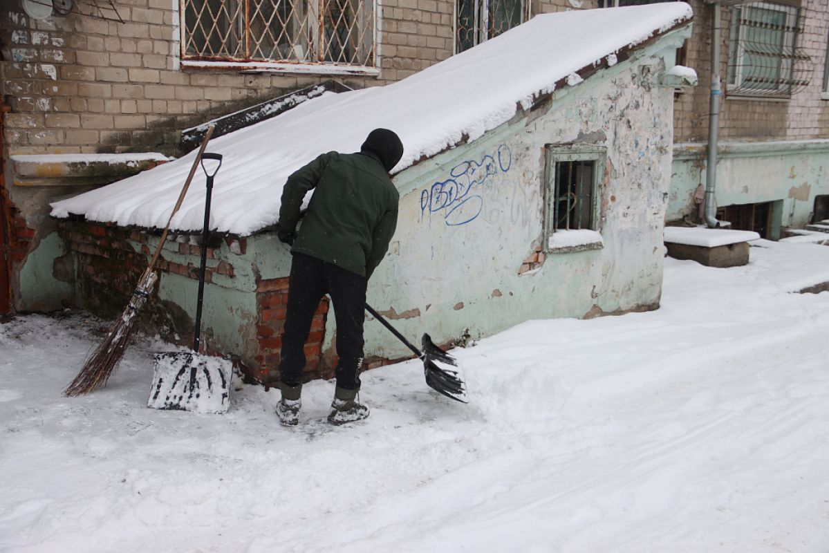 Управляющие компании убирают снег во дворах Хабаровска&nbsp;