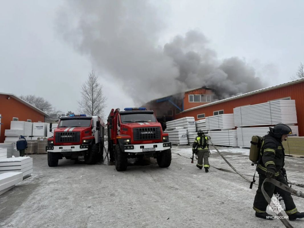 Пожар в&nbsp;производственной компании Хабаровска – огонь на&nbsp;80 квадратах локализован