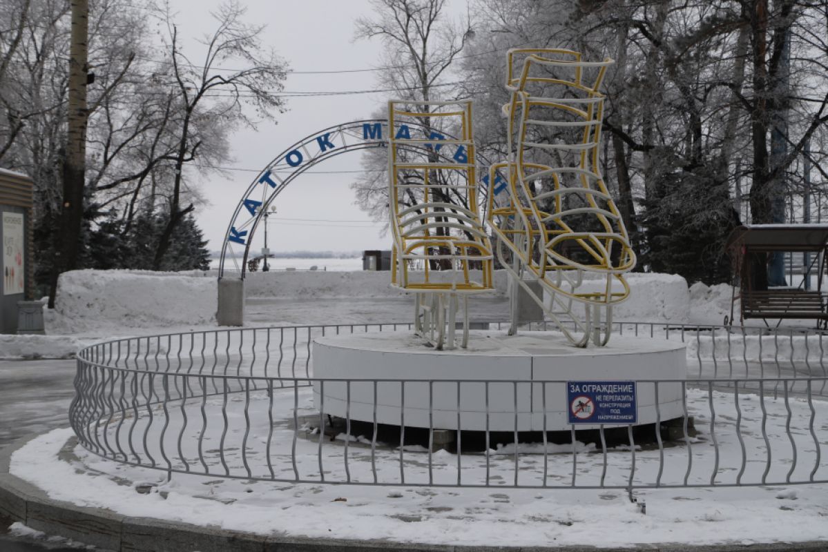 В Хабаровске началась заливка «Народного катка»