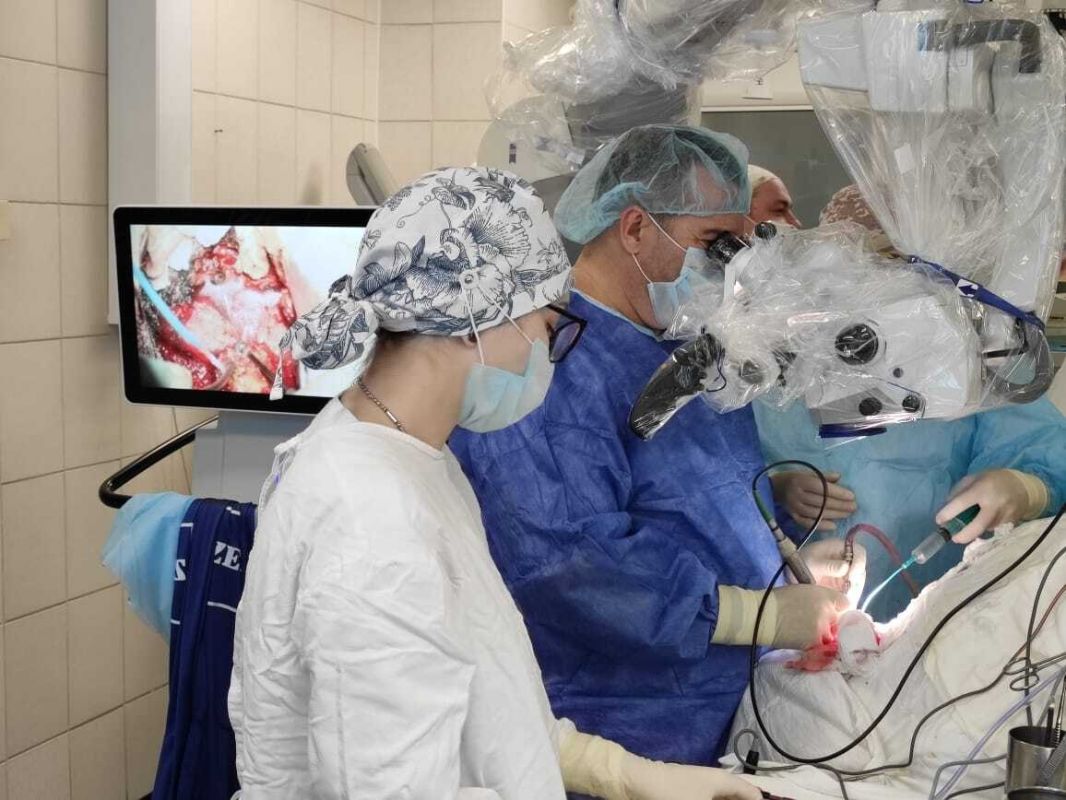 В хабаровской больнице будущие врачи наблюдали за&nbsp;работой нейрохирургов