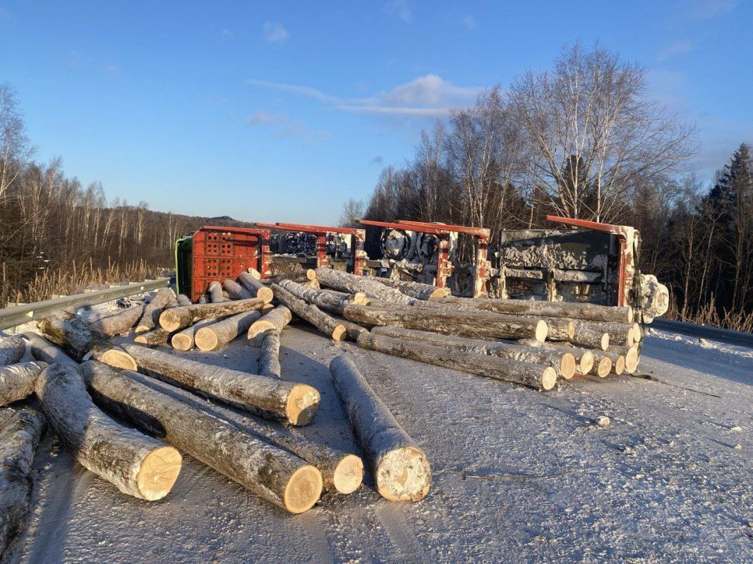 Тяжёлый грузовик перевернулся на&nbsp;трассе под&nbsp;Хабаровском, водитель погиб на&nbsp;месте