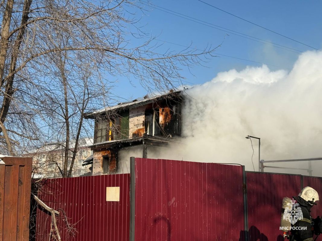 Из пожара в&nbsp;двухэтажном жилом доме в&nbsp;Хабаровске спасли 19 человек