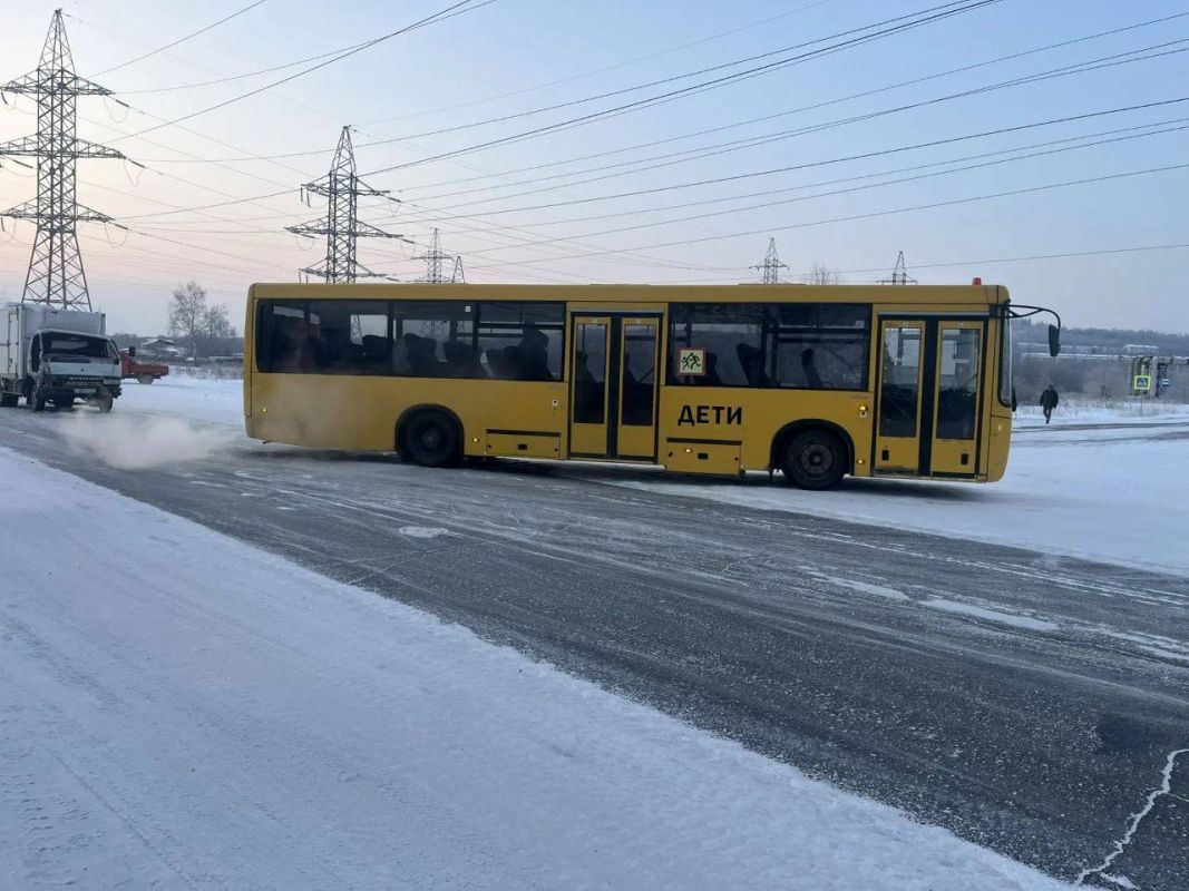 В Комсомольске-на-Амуре грузовик столкнулся с&nbsp;школьным автобусом