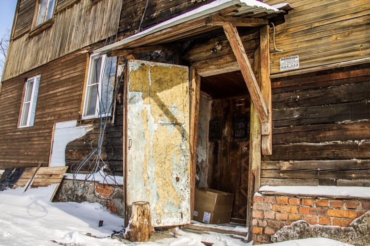 В селе Красицкое Вяземского района по&nbsp;требованию прокуратуры расселят жителей аварийного дома&nbsp;