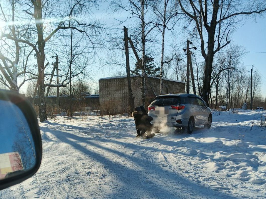 В районе имени Лазо Хабаровского края полиция пресекла опасную буксировку детей