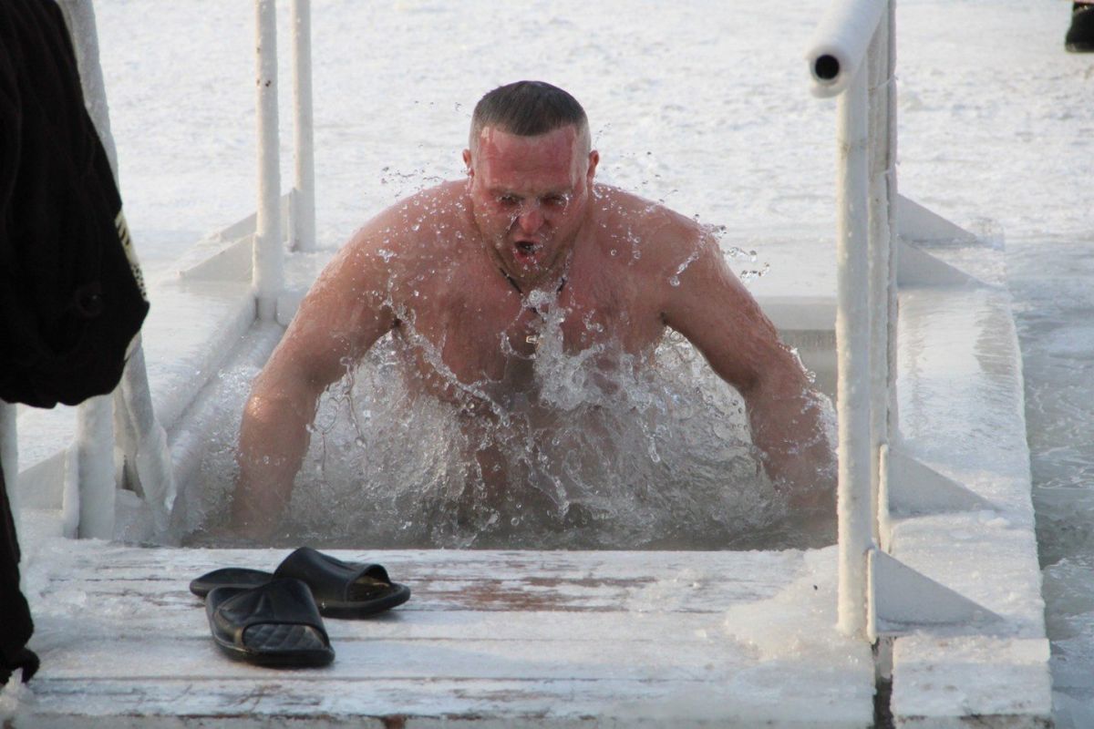 «За веру, за&nbsp;традицию, за&nbsp;вызов»: почему хабаровчане идут в&nbsp;крещенскую прорубь