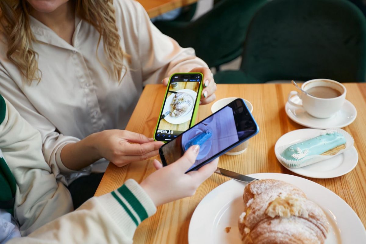 Эксперт рассказал, как&nbsp;правильно чистить смартфон после праздничного застолья