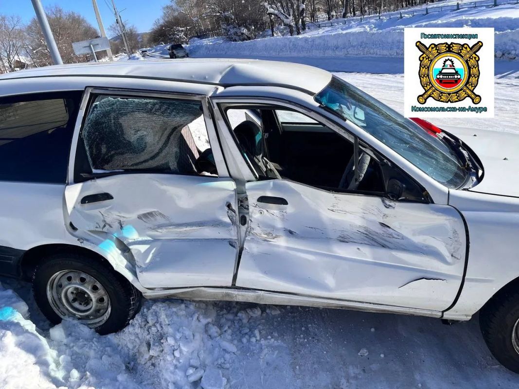 В Комсомольске-на-Амуре «УАЗ» протаранил иномарку на&nbsp;красный свет
