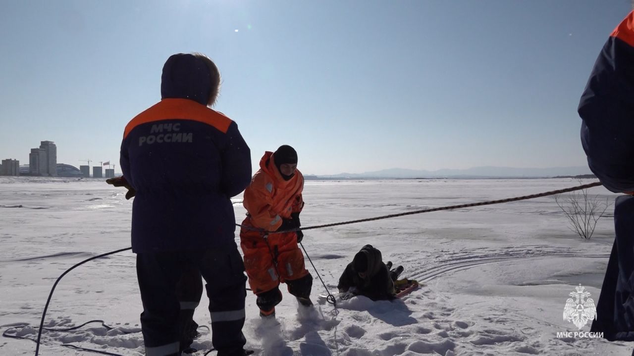 В Хабаровске спасатели МЧС эвакуировали мужчину, провалившегося под&nbsp;лёд Амура
