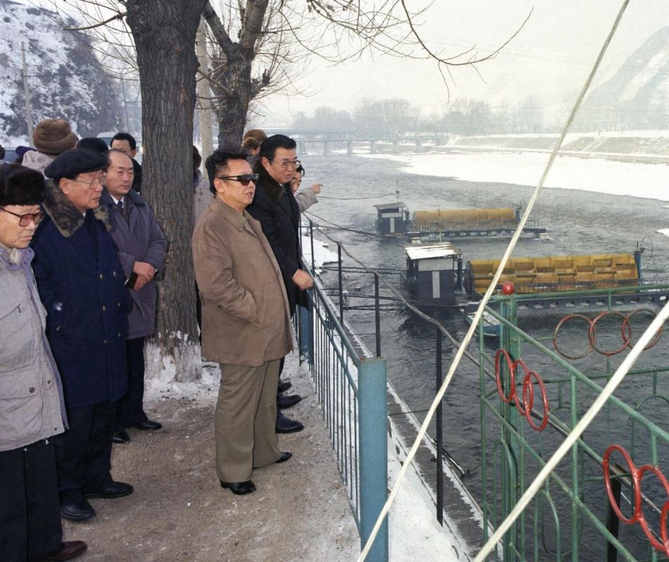 Великий Ким Чен Ир ознакомляется с плавучей ГЭС в городе Канге.

Январь 1998 года.