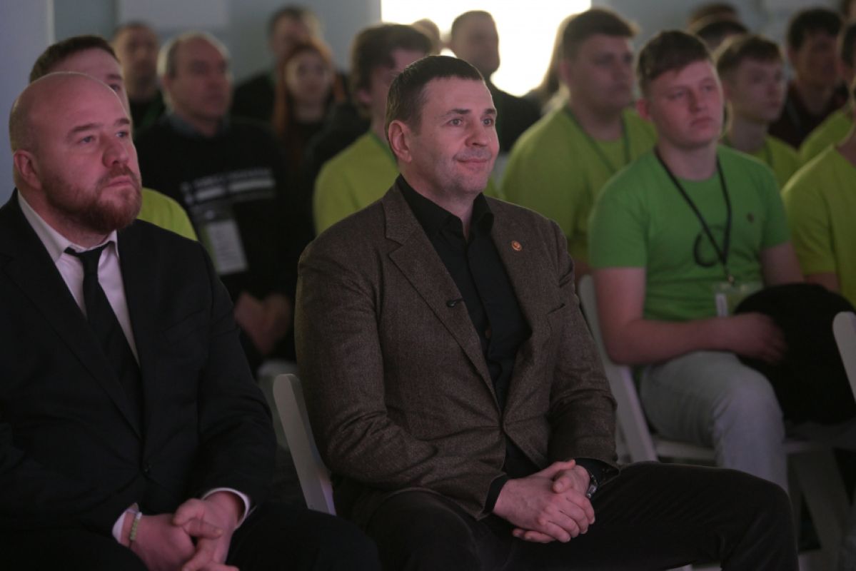 Дмитрий Демешин наградил победителей регионального этапа чемпионата «Профессионалы»