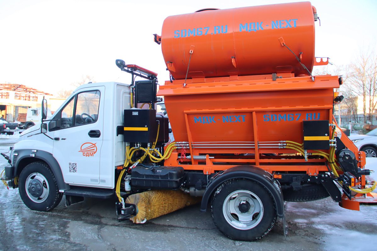 Автопарк Хабаровска пополнился новыми универсальными дорожными машинами