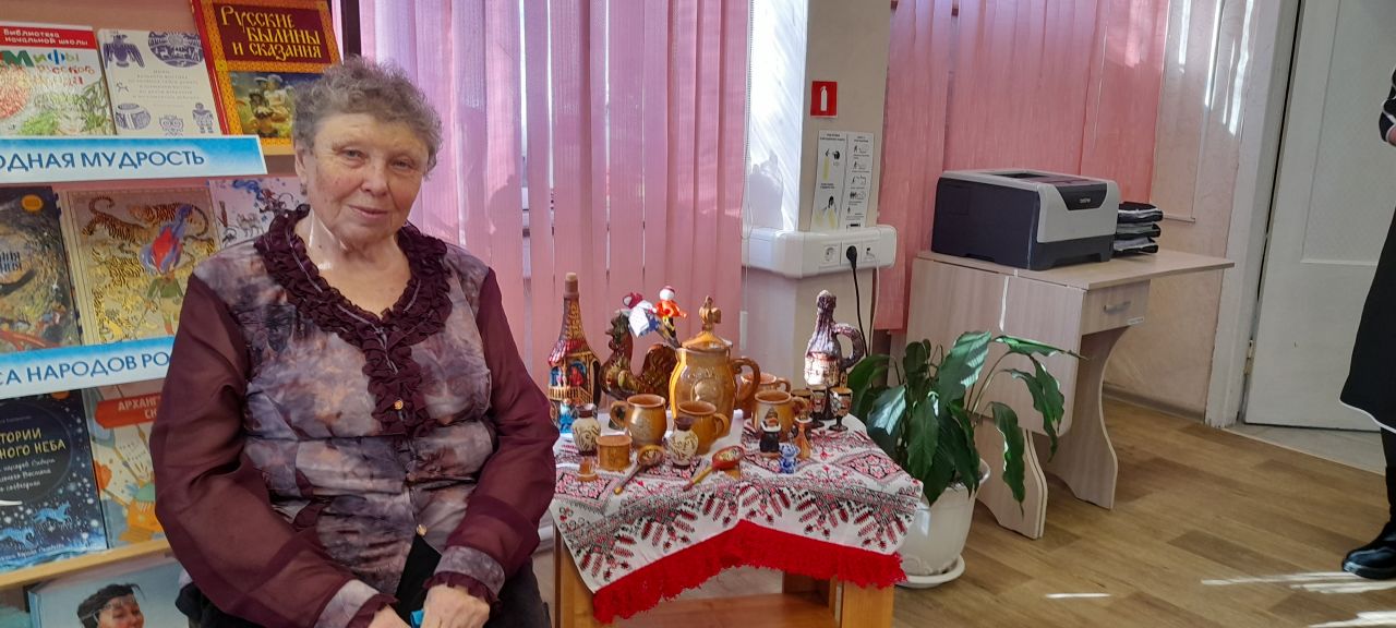 Галина Михайловна Басараб в библиотеке с. Березовка