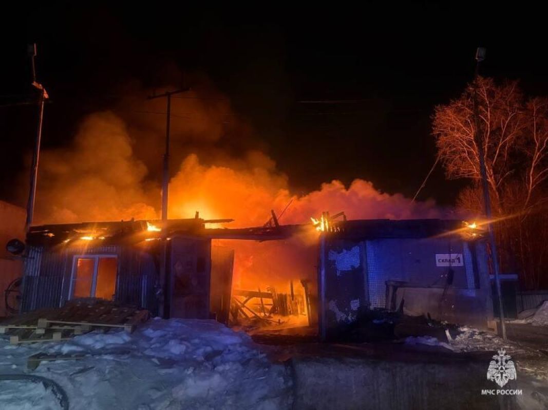 В Хабаровске ликвидировали крупный пожар на&nbsp;складе с&nbsp;горюче-смазочными материалами