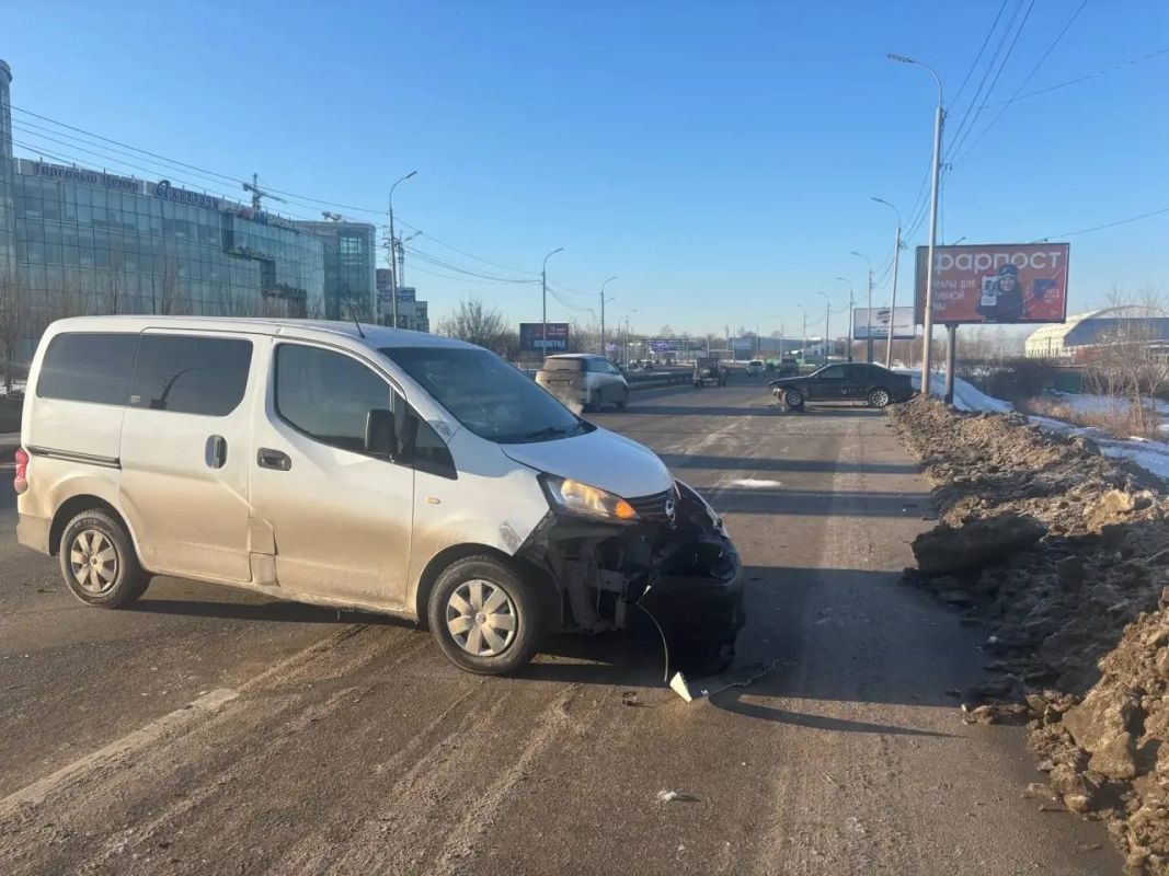 Ранним утром в&nbsp;Хабаровске BMW протаранил Nissan и&nbsp;снёс дорожное ограждение