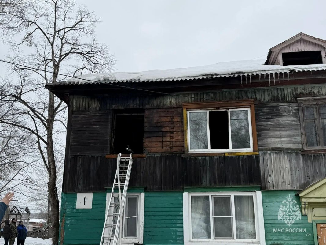 При пожаре в&nbsp;деревянном доме на&nbsp;улице Руднева в&nbsp;Хабаровске погибли мужчина и&nbsp;ребёнок