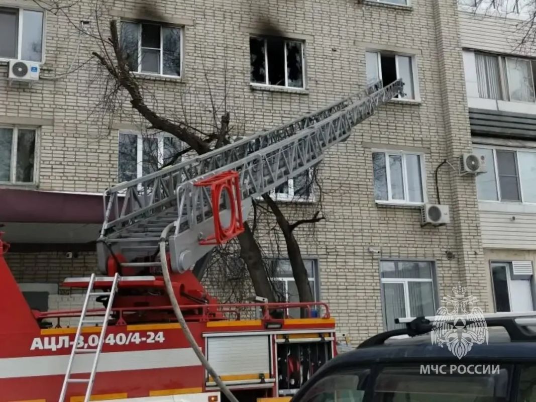 Хабаровские пожарные спасли одиннадцать человек из&nbsp;горящего дома