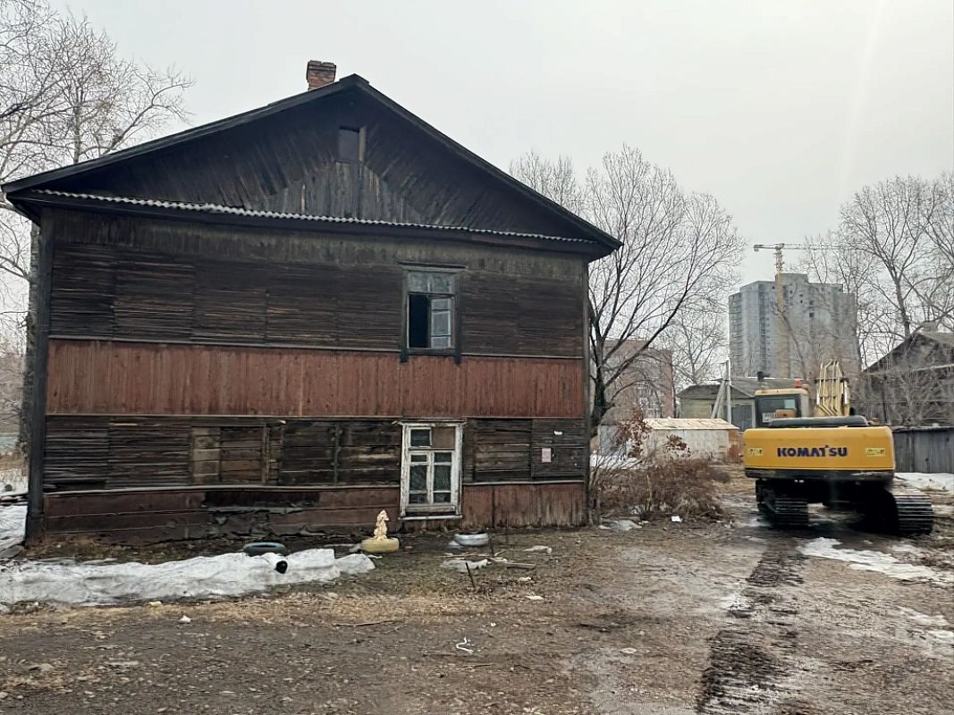 В Хабаровске снесли ветхий барак на&nbsp;улице Камской