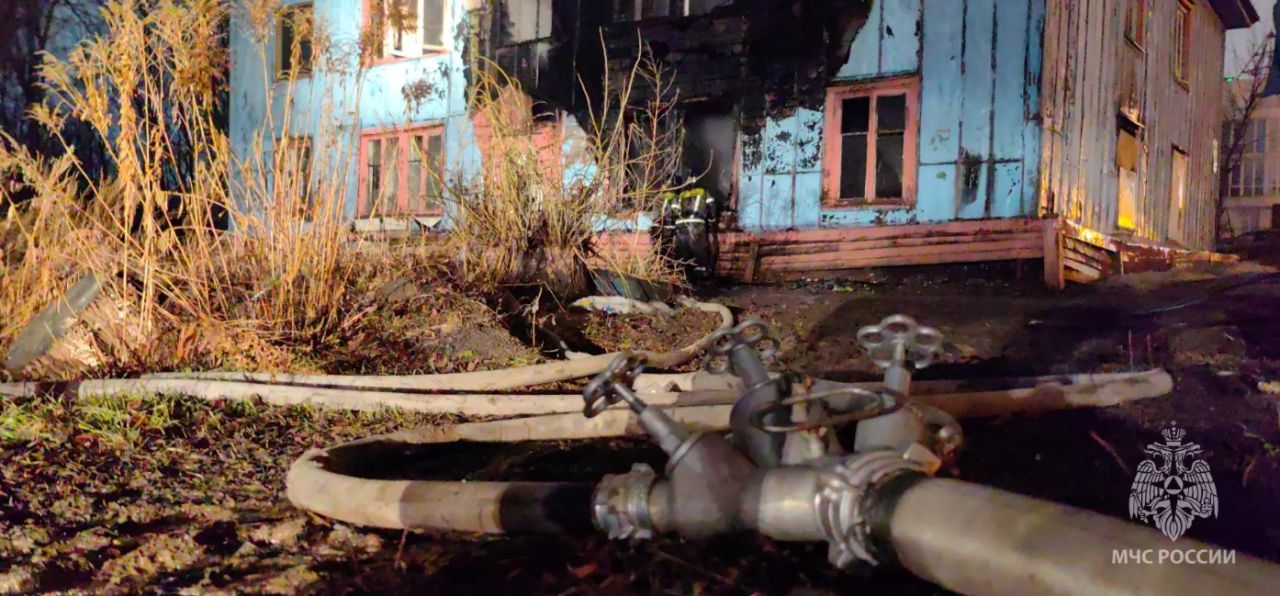 В Хабаровске потушили пожар в&nbsp;двухэтажном бараке на&nbsp;Карла Маркса