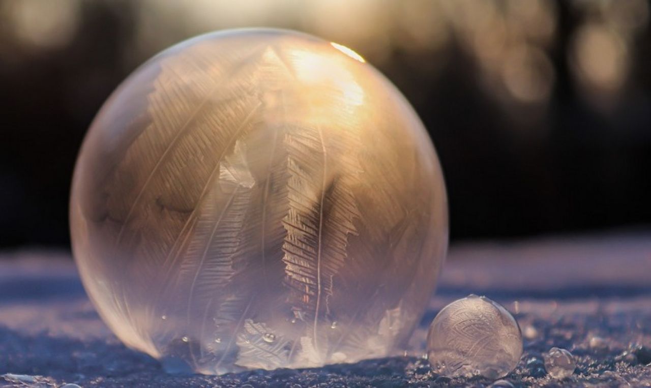 Украшаем участок замороженными мыльными пузырями