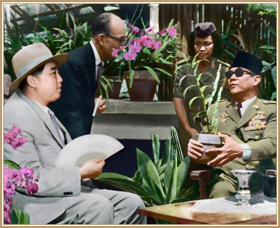 Президент Республики Индонезия Сукарно преподносит Ким Ир Сену цветок кимирсенхва. Апрель 1965 г.