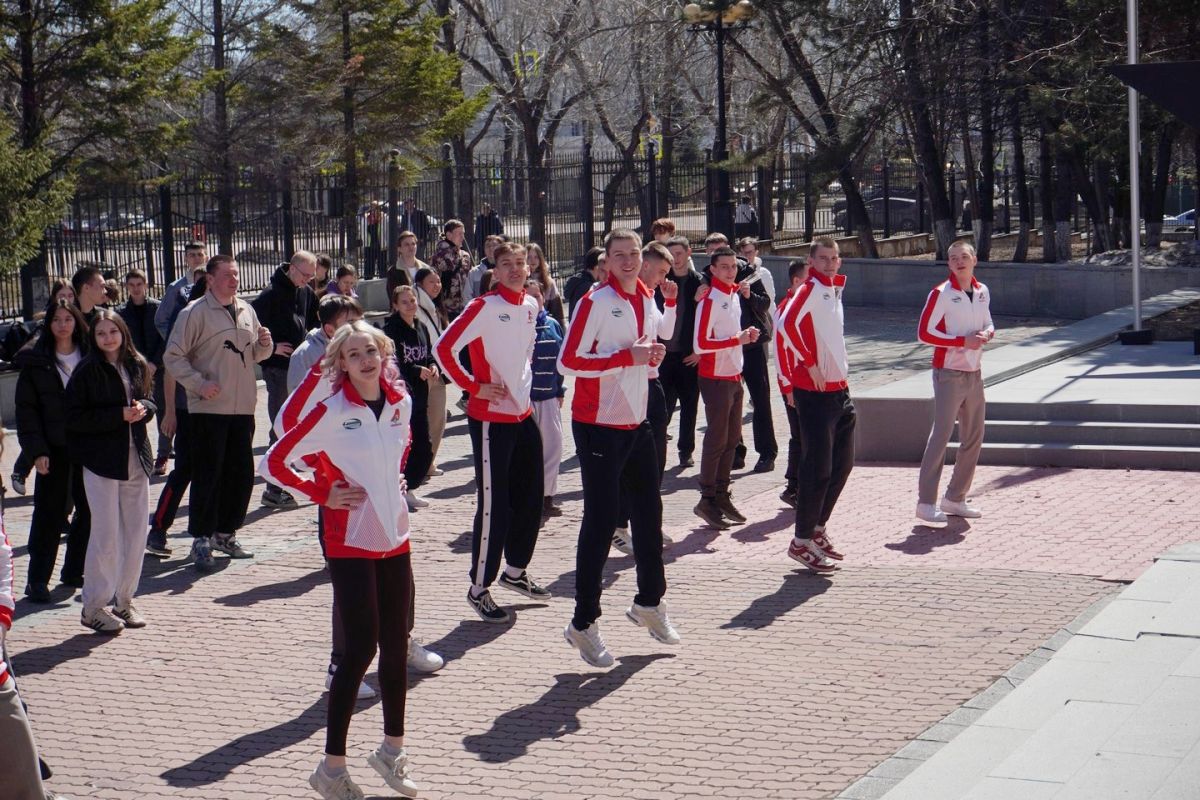 Зарядка с&nbsp;ректором: студенты Хабаровска превратили физкультминутку в&nbsp;праздник здоровья