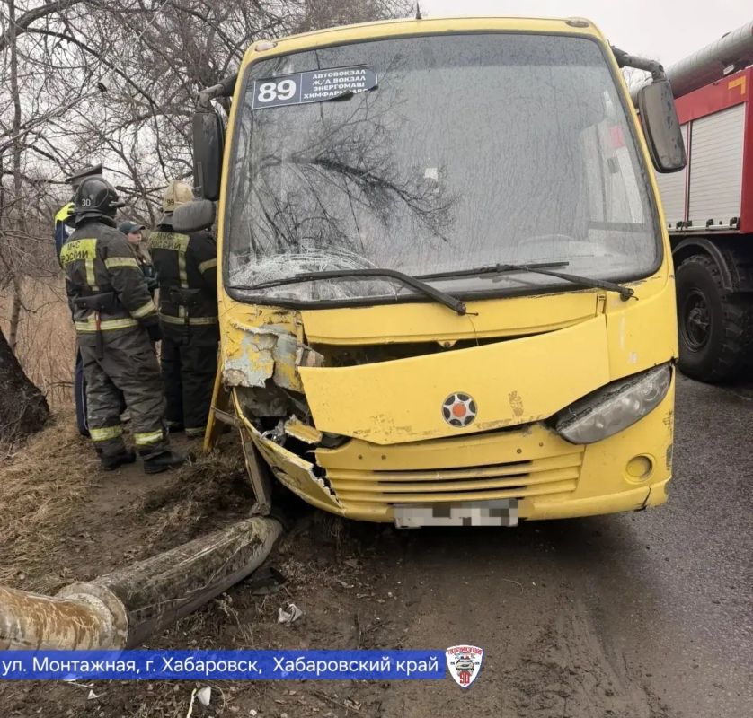 В Хабаровске автобус с&nbsp;пассажирами врезался в&nbsp;опору освещения