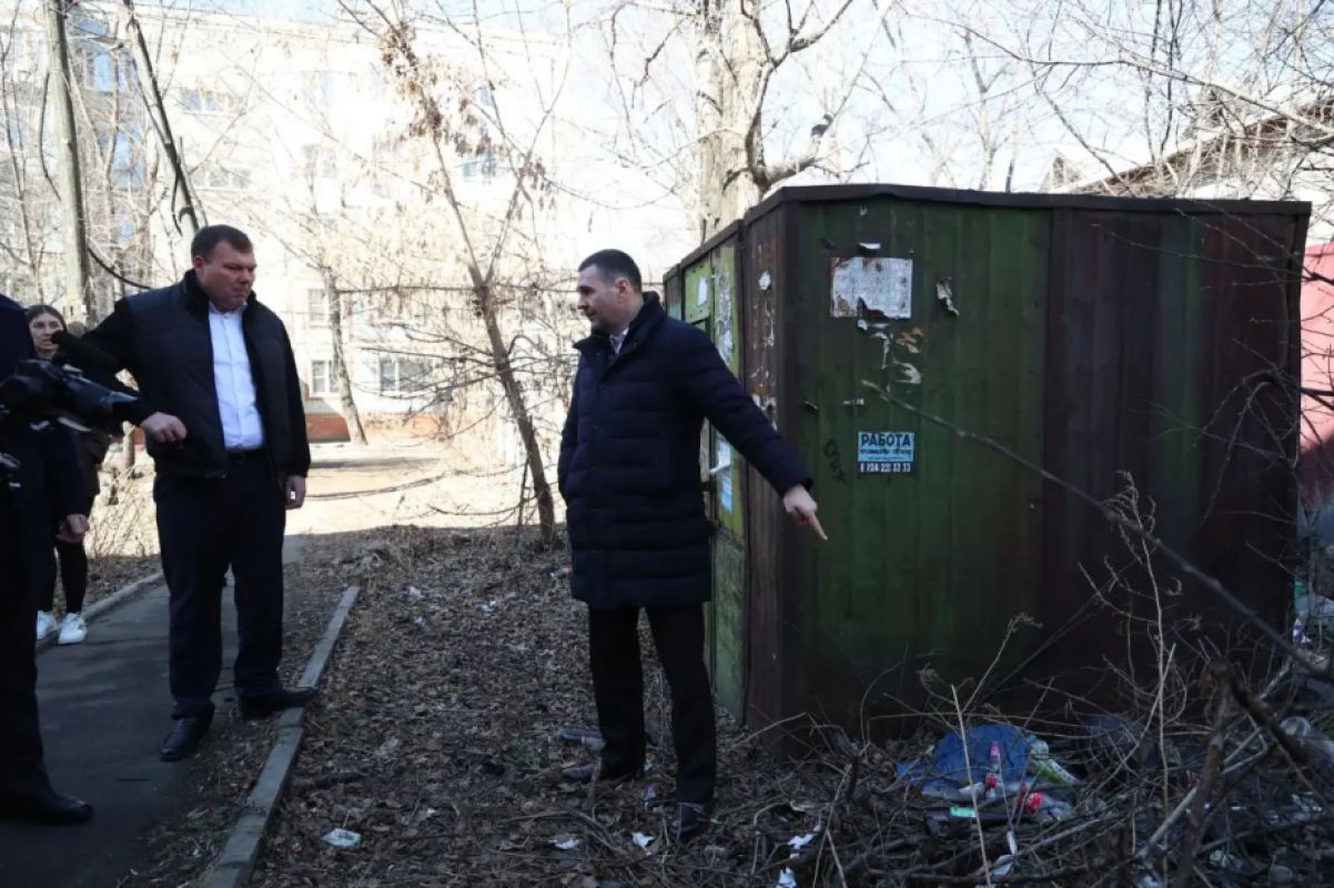 В Хабаровске ветеран войны пожаловался губернатору на&nbsp;состояние двора у&nbsp;дома, где он живет&nbsp;